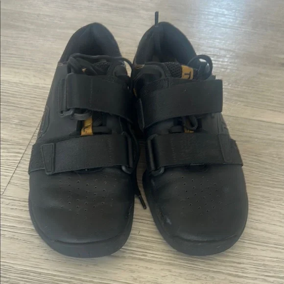 TYR Women’s size 8 lifters - Picture 2 of 5